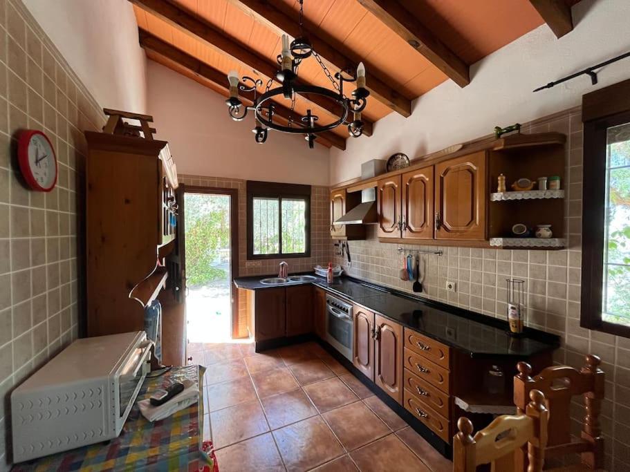 Farmhouse Surrounded By Centenary Olive Trees Olías Kültér fotó